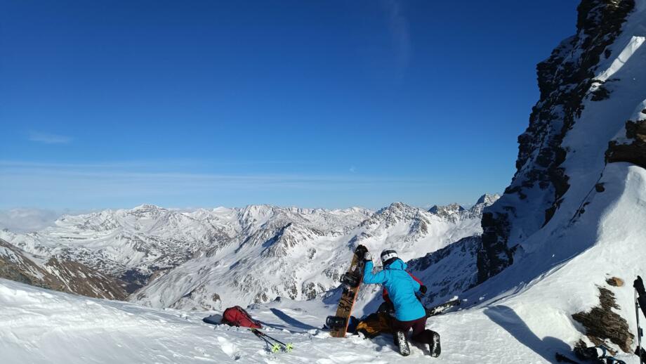 Splitboard in den Abfahrtsmodus bringen am Gipfel