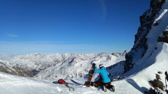 Splitboard in den Abfahrtsmodus bringen am Gipfel