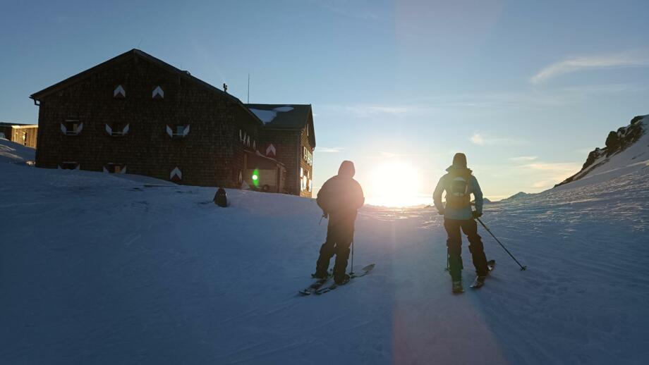 Ankunft an der Hütte bei Sonnenuntergang