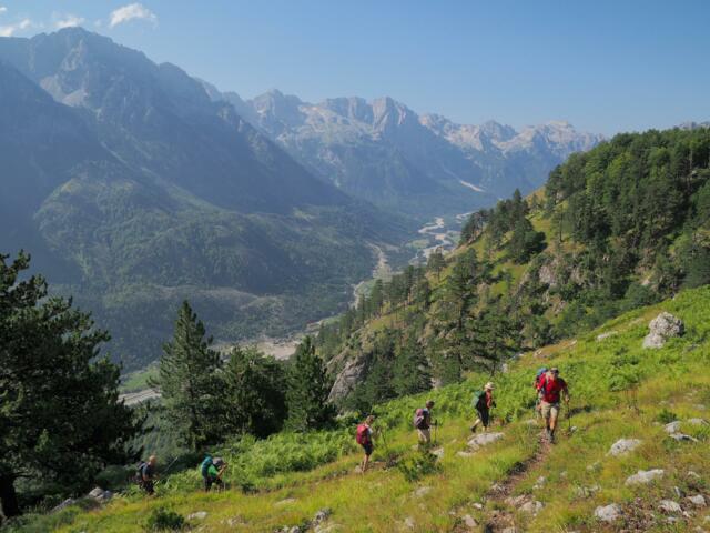 Wanderer auf Trekking auf dem Peaks of the Balkan Trail