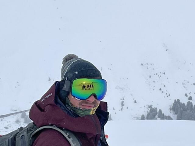 Snowboarder mit Brille in Schneelandschaft