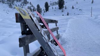 Snowboards am Zaun angelehnt