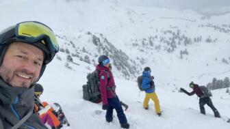 Snowboardergruppe bei der Abfahrt