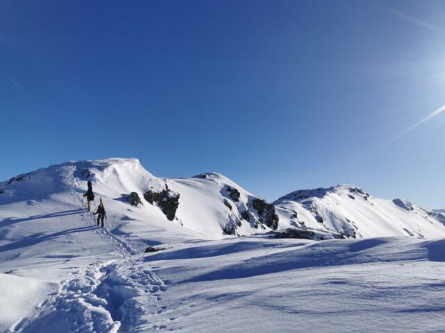 Schneelandschaft mit Tourengruppe im Zillertal