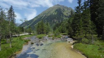 Die kristallklare Drau mit den Kärntner Bergen im Hintergrund