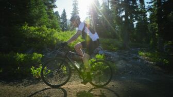 Trekking-Radfahrer unterwegs im Wald.