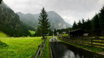 Bergkulisse während der Trekking-Transalp Salzburg-Gardo