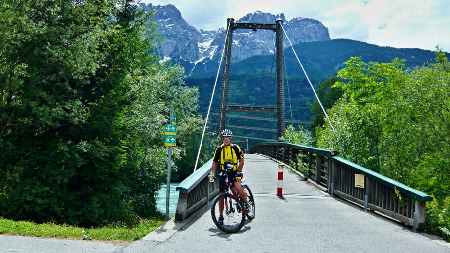 Eine Brücke mit einem Trekkingrad im Vordergrund.