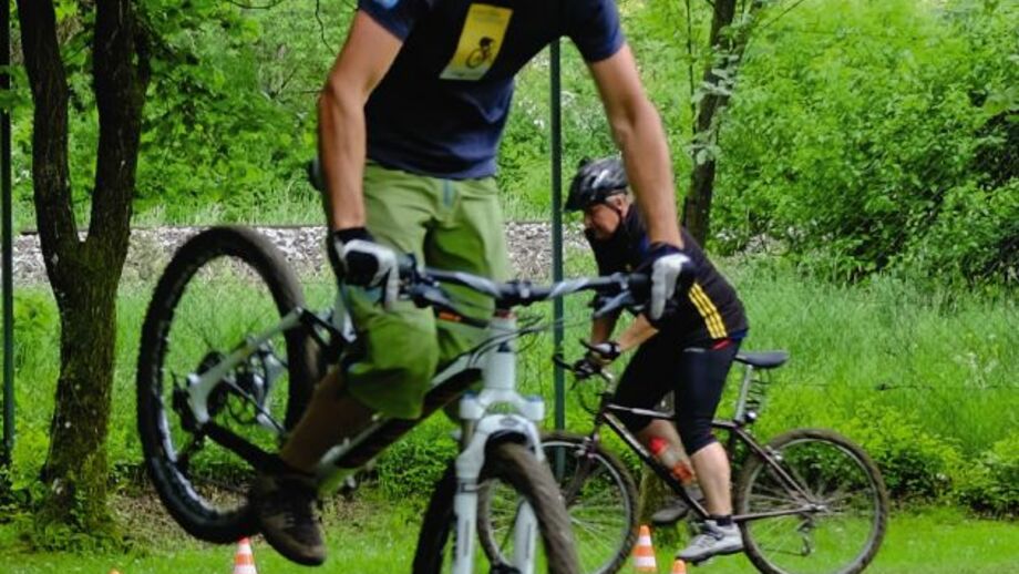 Mountainbike beim Üben der richtigen Bremstechnik.