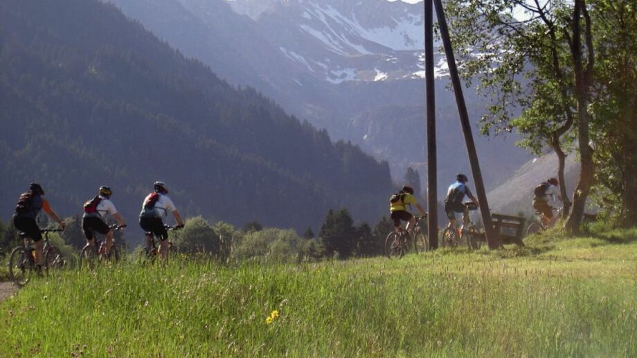 Eine Gruppe von Mountainbiker*innen beim Fahrtechniktraining im Kleinwalsertal