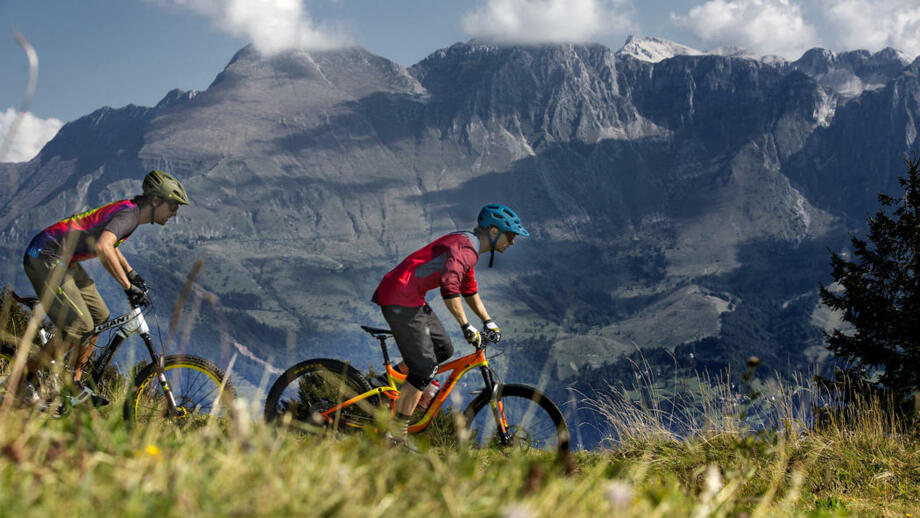 Mountainbiker in den Julischen Alpen auf einem Trail.