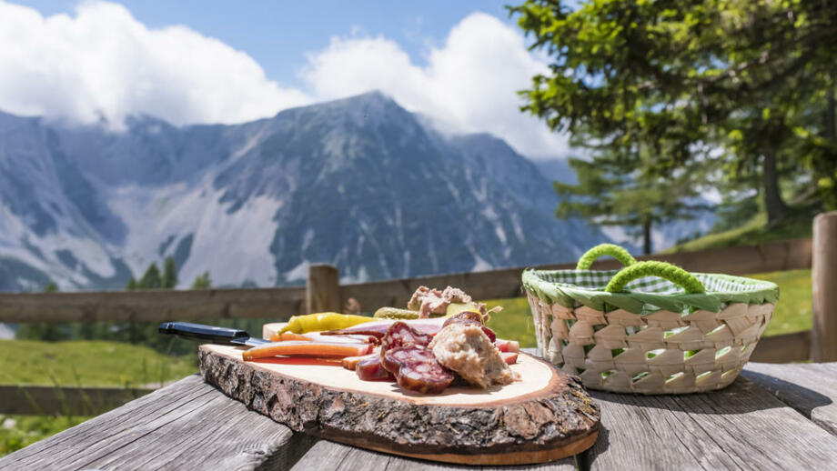 Eine Brettchen mit einer Mahlzeit mit typischen Spezialitäten der Julischen Alpen.