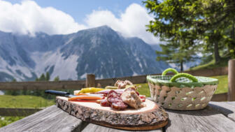Eine Brettchen mit einer Mahlzeit mit typischen Spezialitäten der Julischen Alpen.