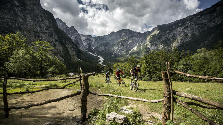 Eine Gruppe an Mountainbiker*innen durch die Julischen Alpen.