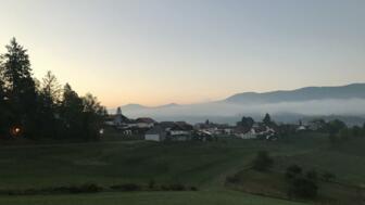 Der Bayrische Wald in der Morgenstimmung. Mittelgebirge mit Nebelbänken.