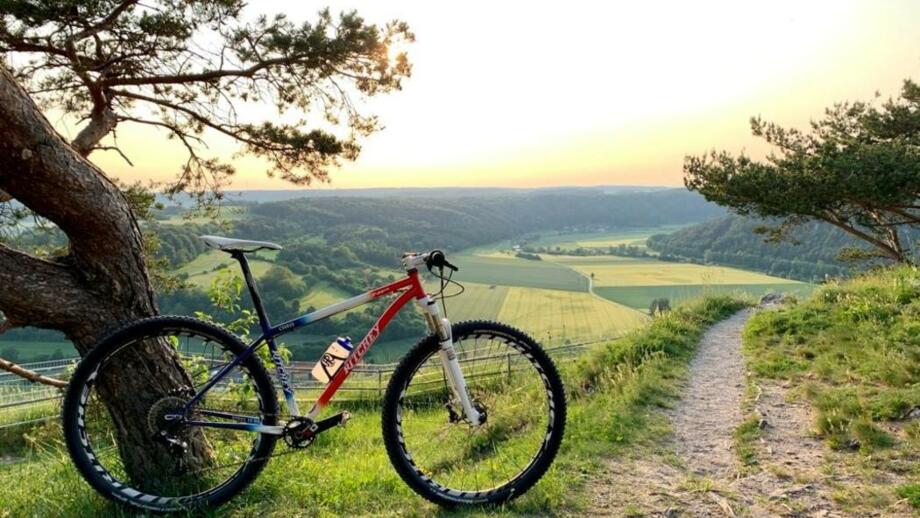 Ein Mountainbike im Altmühltal stehend neben dem Trail.