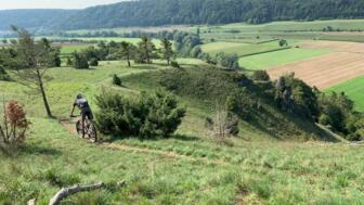 Ein Mountainbiker auf ein Singletrail im Altmühltal.