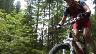 Ein Moutainbikerin auf seiner Tour durch die Wälder des Altmühltals.