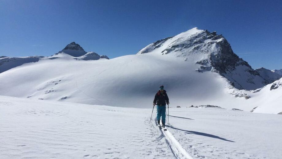 Skitourengeher vor Freeride Hang in der Granatspitzgruppe