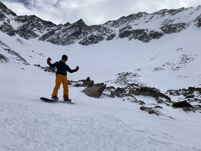 Snowboarder bei der Abfahrt in den Stubaier Alpen