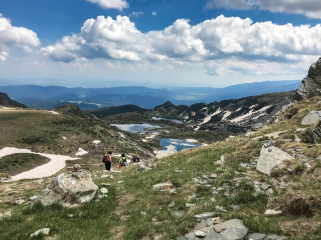 Wanderer in der sieben Seen Landschaft n Bulgarien