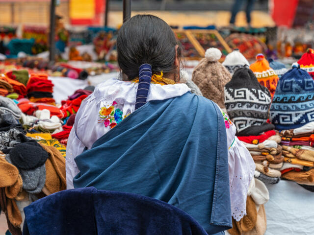 Buntes Markttreiben in Ecuador.