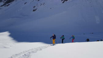 Sonne und Schatten bei einer Skitourengruppe in den Tuxer Alpen