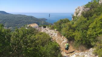 Wanderer auf Pfad hinab zum Meer