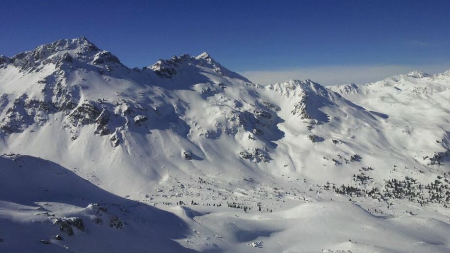 Gipfelpanorama bei blauem Himmel in den Tuxer Alpen während einer Durchquerung