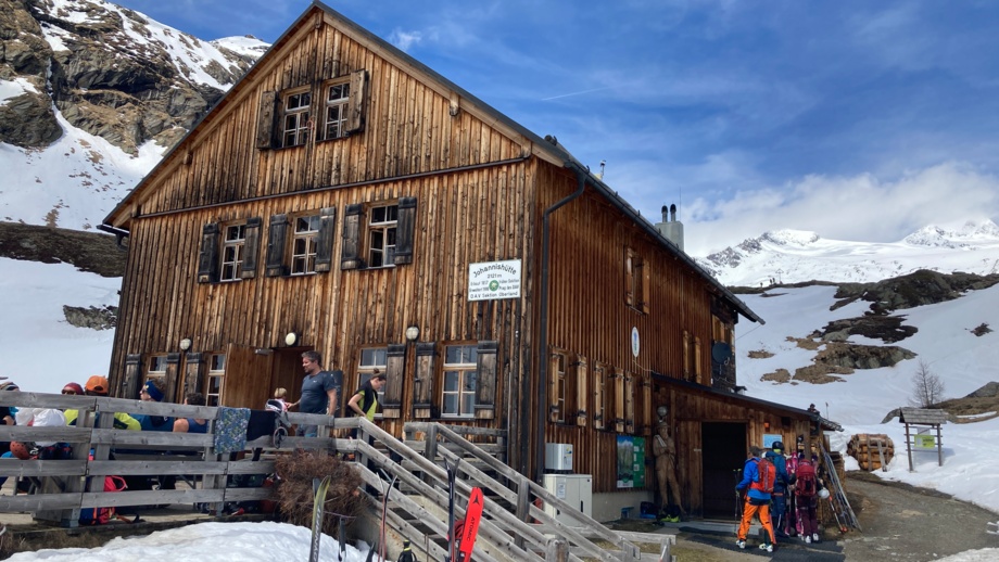 Johannishütte im Nationalpark Hohe Tauern bei schönem Wetter