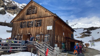 Johannishütte im Nationalpark Hohe Tauern bei schönem Wetter