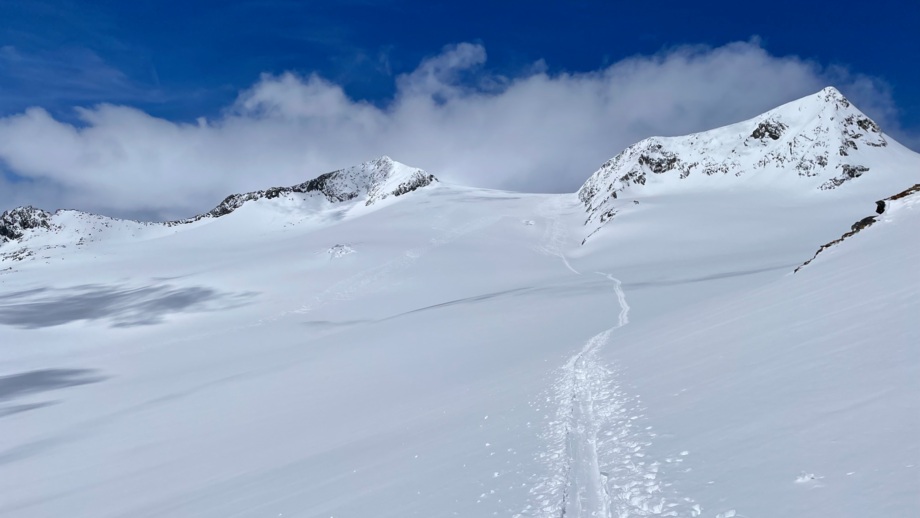 Aufstiegsspur zum Großvenediger bei blauem Himmel