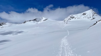 Aufstiegsspur zum Großvenediger bei blauem Himmel