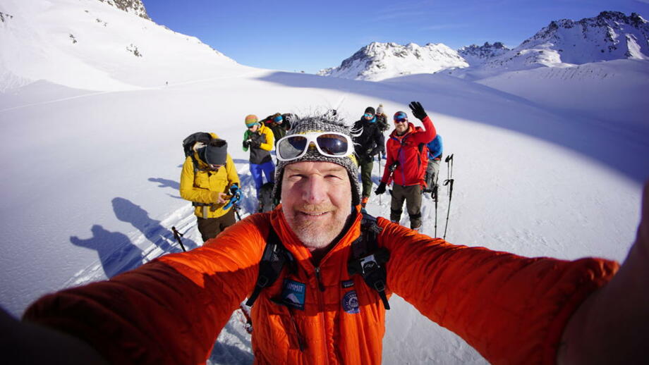 Bergführer Selfie mit Skitourengruppe in der Silvretta