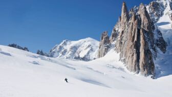 Freerider im Powder vor dem Fels