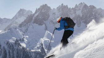 Skifahrer im Powder bei der Abfahrt