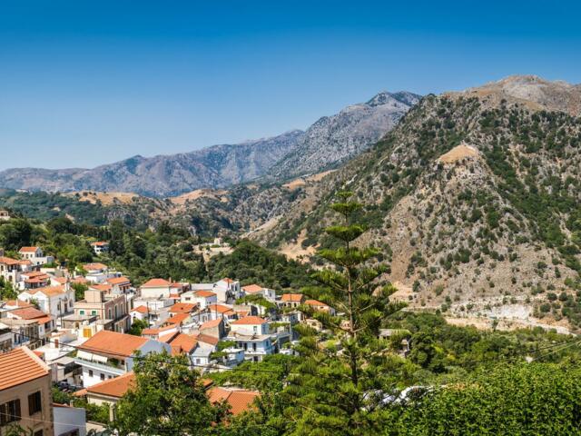 Blick von oben auf das Dorf Argiroupoli auf Kreta