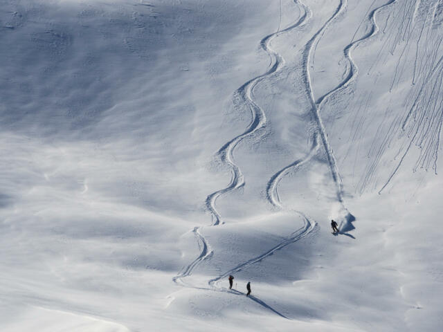 Skifahrer zieht seine Spur im Tiefschnee