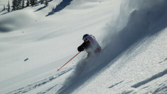 Freerider im Powder bei der Abfahrt