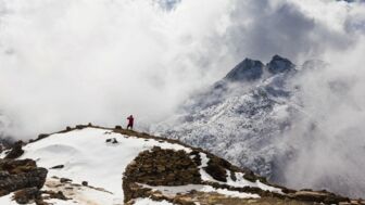 Nebelumschlossene Berge in Nepal