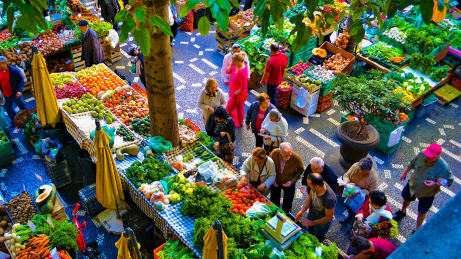 Auf dem bunten Markt von Funchal geht es lebhaft zu
