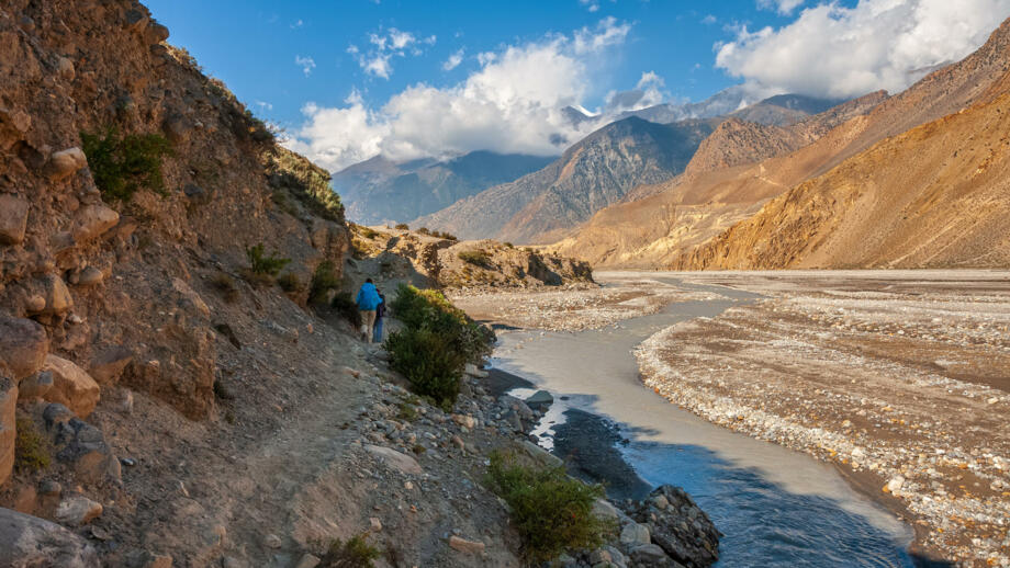 Trekkingpfad mit Aussicht auf den Himalaya