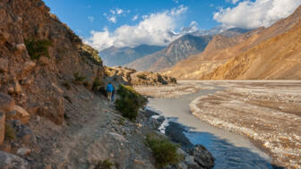 Trekkingpfad mit Aussicht auf den Himalaya