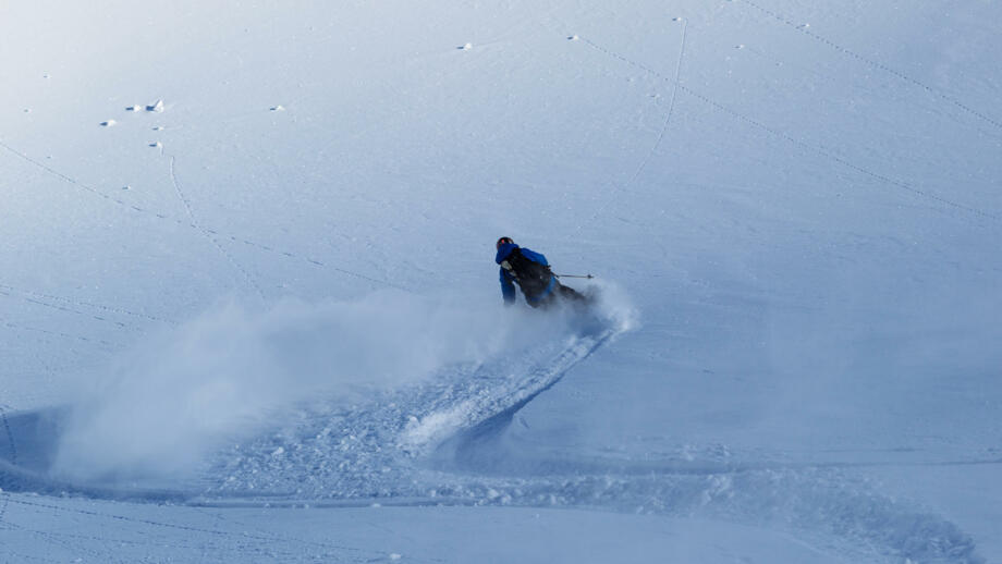 Skifahrer zieht seine Powder Line