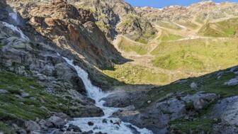 Wasserfall in den Bergen