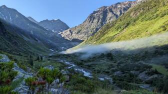 Morgenstimmung in Bergkulisse