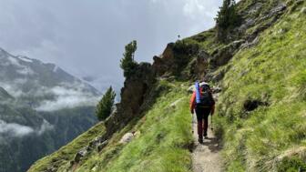 Wanderin auf Höhenweg