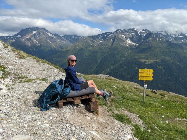 Wanderin beim Rast an der Leutkircher Hütte