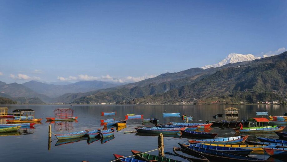 Phewa See im Hingerfrund die Annapurna Gebirgsgruppe