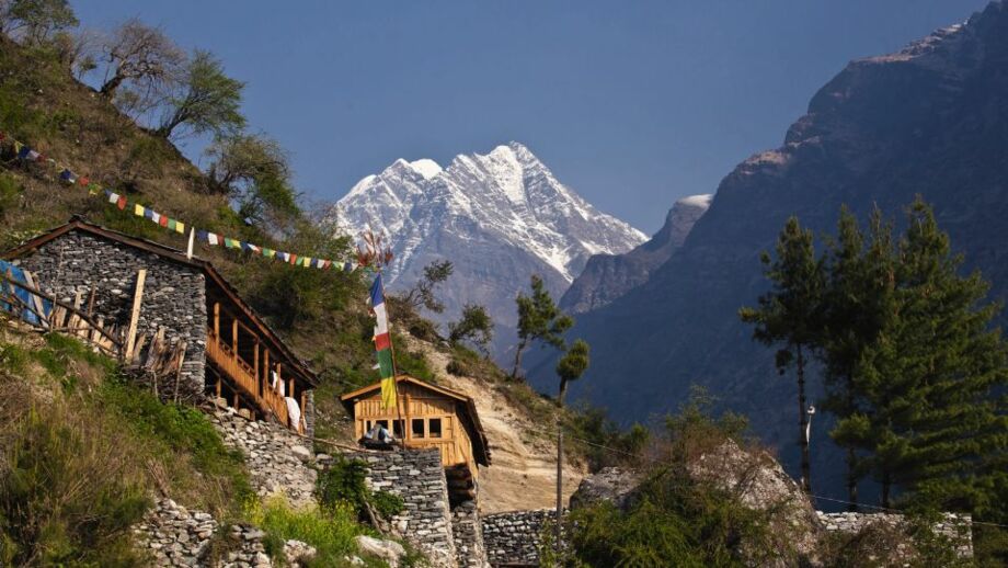Wanderpfad durch Bergdorf in Nepal